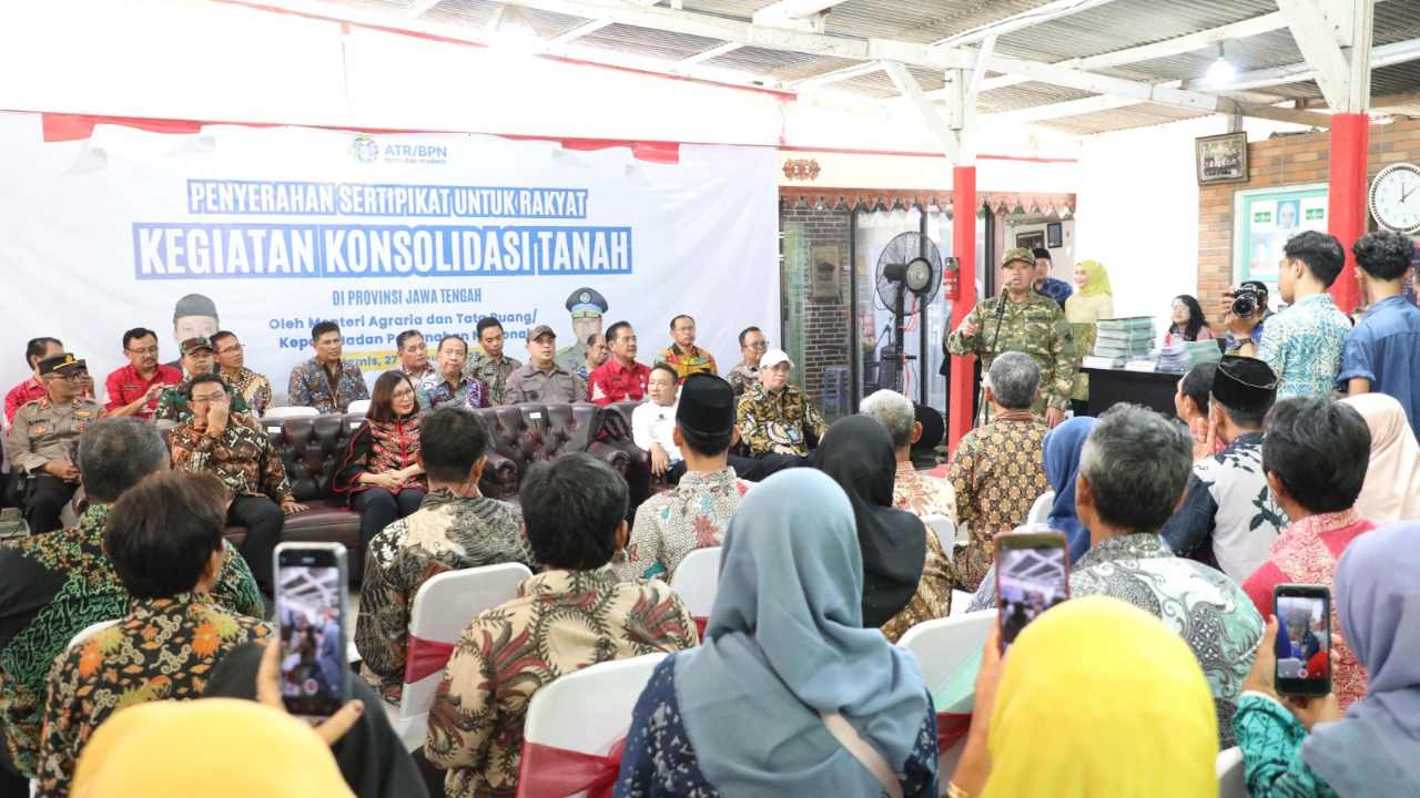 Serahkan 965 Sertipikat Konsolidasi Tanah di Jawa Tengah, Menteri Nusron: Tanah Harus Punya Fungsi Sosial